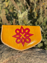 Load image into Gallery viewer, QUEEN EBY LEATHER ENVELOPE BAG