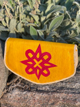 Load image into Gallery viewer, QUEEN EBY LEATHER ENVELOPE BAG