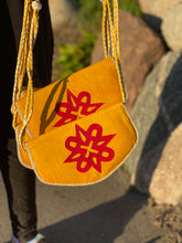 Load image into Gallery viewer, QUEEN EBY LEATHER ENVELOPE BAG